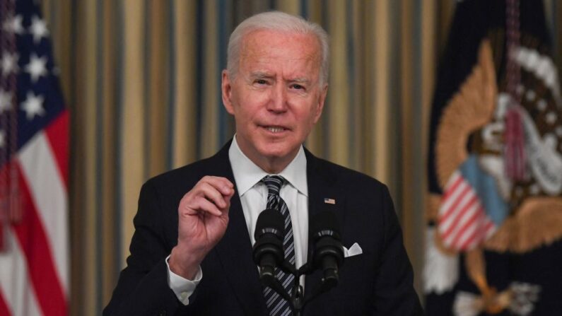 El presidente de EE.UU., Joe Biden, hace gestos durante las declaraciones sobre la implementación del Plan de Rescate Estadounidense en el Comedor Estatal de la Casa Blanca en Washington, DC, el 15 de marzo de 2021. (Eric Baradat / AFP vía Getty Imágenes)