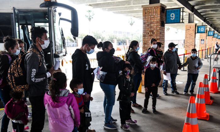 Inmigrantes ilegales, en su mayoría de América Central, son dejados por la Oficina de Aduanas y Protección Fronteriza en una estación de autobuses, en la ciudad fronteriza de Brownsville, Texas, el 15 de marzo de 2021. (Chandan Khanna/AFP a través de Getty Images)