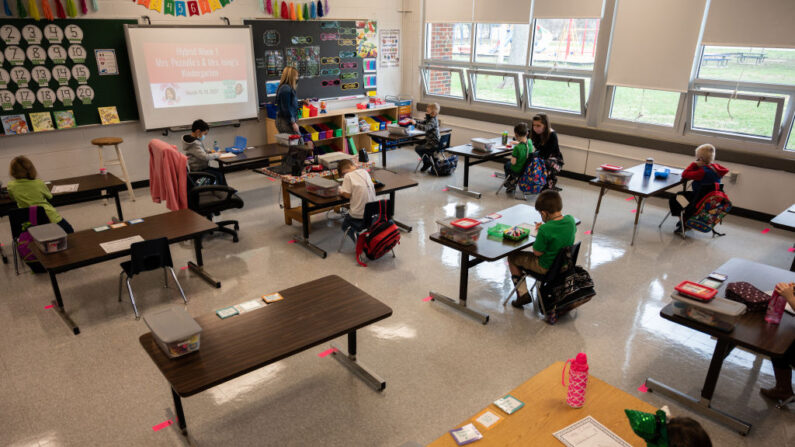 Los estudiantes y maestros participan en una sesión de clase socialmente distanciada en la Escuela Primaria Medora el 17 de marzo de 2021 en Louisville, Kentucky (EE.UU.). (Jon Cherry / Getty Images)