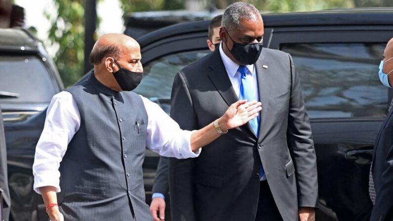 El secretario de Defensa de Estados Unidos, Lloyd Austin (d), habla con el ministro de Defensa indio, Rajnath Singh, cuando llega para inspeccionar la guardia de honor en Nueva Delhi, India, el 20 de marzo de 2021. (Money Sharma / AFP a través de Getty Images)