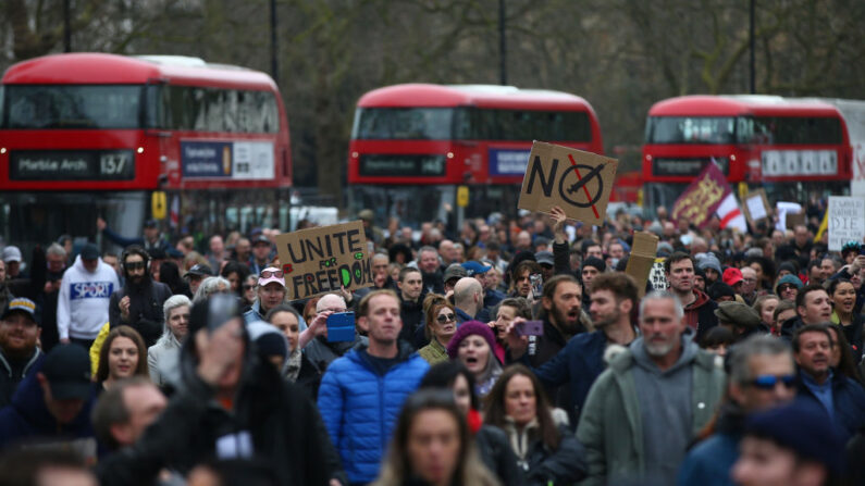 Los manifestantes marchan a través de la capital durante una protesta de la "manifestación mundial por la libertad" el 20 de marzo de 2021 en Londres, Inglaterra. (Foto de Hollie Adams / Getty Images)