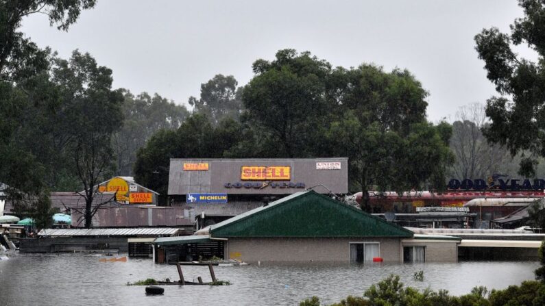 Una vista general muestra un área residencial inundada cerca de Windsor el 22 de marzo de 2021, cuando lluvias torrenciales azotaron el este de Australia y obligaron a miles de personas a huir de las peores inundaciones en décadas. (Saeed Khan / AFP a través de Getty Images)