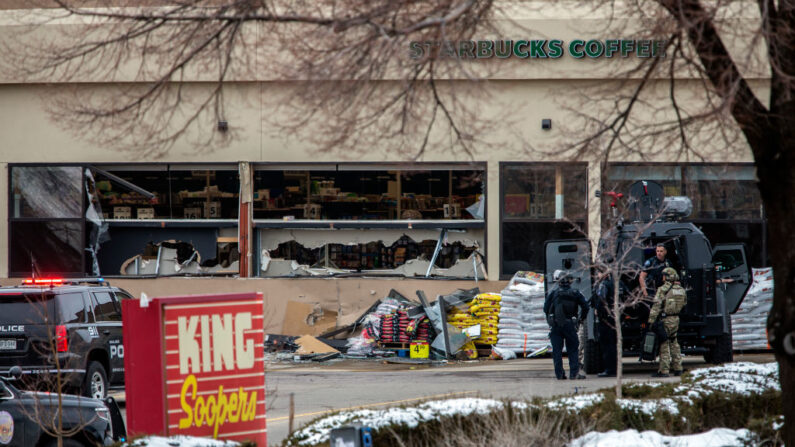 Unidades de la policía táctica trabajan en la escena de un tiroteo, en una tienda de comestibles King Soopers, el 22 de marzo de 2021, en Boulder, Colorado. (Chet Strange/Getty Images)