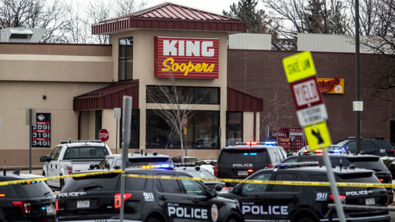 La policía acude a una tienda de comestibles King Soopers, lugar en donde un hombre inició un tiroteo el 22 de marzo de 2021, en Boulder, Colorado. (Chet Strange/Getty Images)
