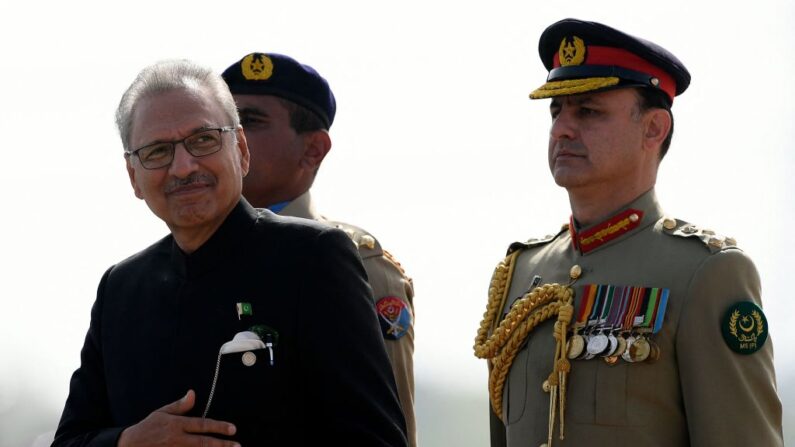 El presidente de Pakistán, Arif Alvi (i), inspecciona a la guardia de honor durante el desfile militar para conmemorar el Día Nacional de Pakistán en Islamabad el 25 de marzo de 2021. (Aamir Qureshi / AFP vía Getty Images)