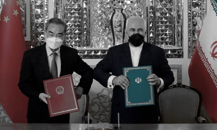El ministro de Relaciones Exteriores iraní, Mohammad Javad Zarif (derecha) y su homólogo chino, Wang Yi, posan para una foto después de firmar un acuerdo en Teherán, Irán, el 27 de marzo de 2021. (AFP a través de Getty Images)