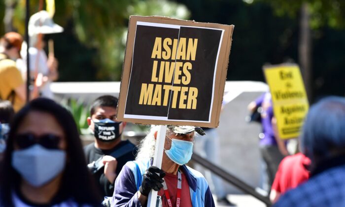 Activistas se reúnen para una manifestación en el Ayuntamiento de Los Ángeles, California, el 27 de marzo de 2021, denunciando el sentimiento y el odio contra los estadounidenses de origen asiático y los isleños del Pacífico. (Fredric J. Brown / AFP a través de Getty Images)