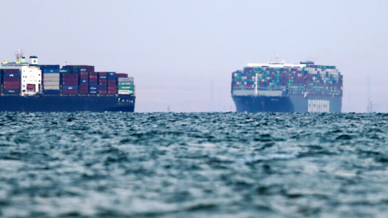 El buque portacontenedores 'Ever Given' entra en Great Bitter Lake después de ser reflotado, desbloqueando el Canal de Suez el 29 de marzo de 2021 en Suez, Egipto. (Mahmoud Khaled / Getty Images)