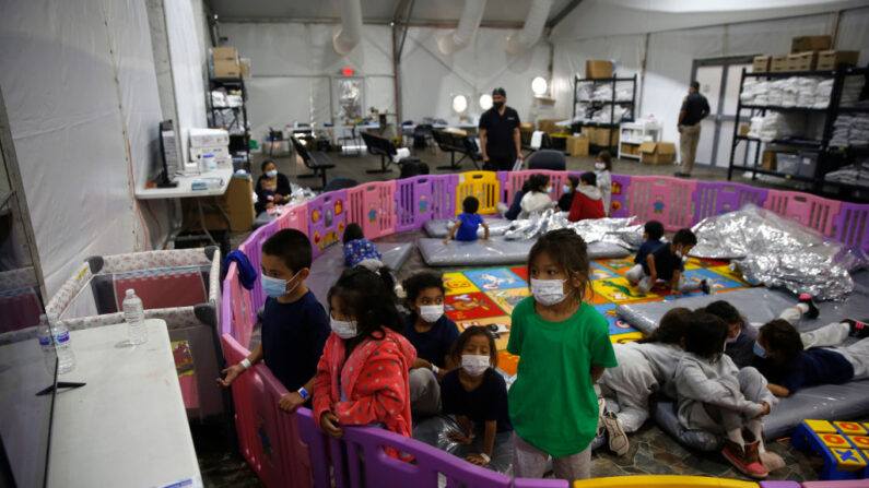 Menores migrantes no acompañados, de 3 a 9 años, ven televisión dentro de un corralito en las instalaciones de detención del Departamento de Seguridad Nacional, el 30 de marzo de 2021, en Donna, Texas (EE. UU.). (Dario Lopez-Mills - Pool/Getty Images)