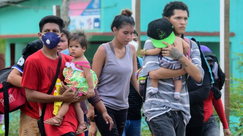 Los migrantes que se dirigen a los EE.UU. son vistos en Corinto, Honduras, el 30 de marzo de 2021 antes de intentar cruzar la frontera hacia Guatemala. (Wendell Escoto / AFP vía Getty Images)