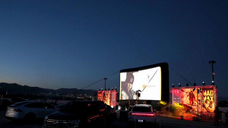  Varios coches se encuentran viendo una proyección de cine el 31 de julio de 2020 en Los Ángeles, California. (Rich Fury/Getty Images)