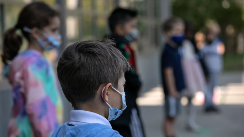 Unos niños con mascarilla esperan a que les tomen fotos en la Rogers International School el 23 de septiembre de 2020 en Stamford, Connecticut. (John Moore/Getty Images)