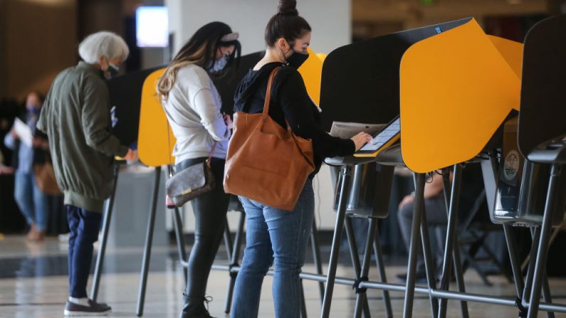 Los votantes marcan sus boletas en un Centro de Votación ubicado en el Staples Center, el primer fin de semana de votación anticipada en persona, el 25 de octubre de 2020, en Los Ángeles, California. (Mario Tama/Getty Images)