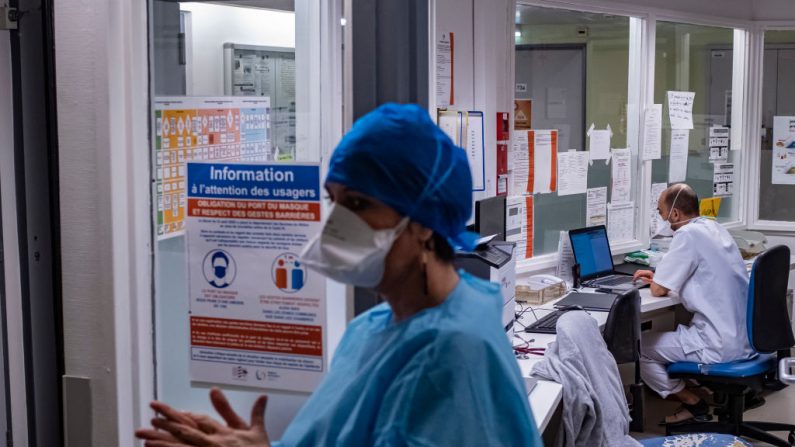 Un médico analiza datos del paciente en el departamento de Covid-19 del hospital Joseph Imbert el 9 de febrero de 2021 en Arles, Francia. (Arnold Jerocki/Getty Images)