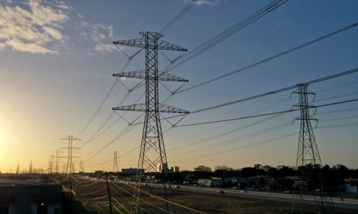 Unas torres de transmisión de alto voltaje en Houston (Texas) el 21 de febrero de 2021. (Justin Sullivan/Getty Images)
