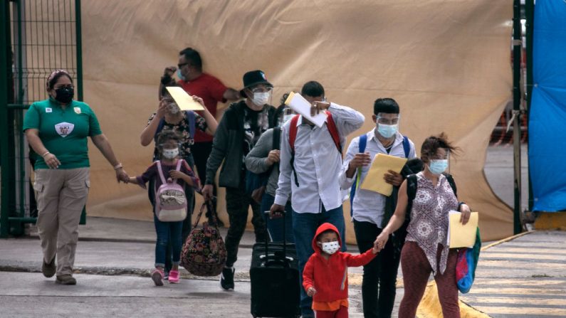 Solicitantes de asilo caminan hacia la frontera entre México y Estados Unidos el 25 de febrero de 2021 en Matamoros, México. (John Moore/Getty Images)
