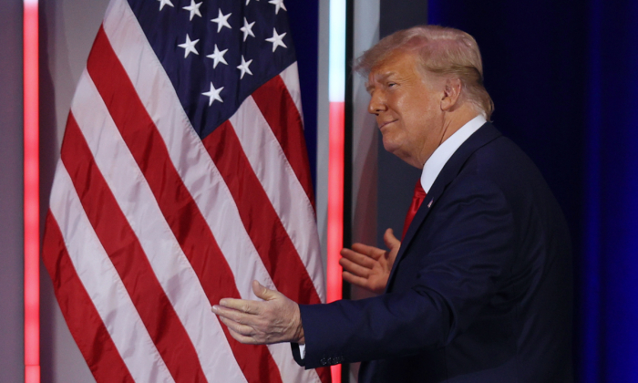 El expresidente Donald Trump llega al escenario para dirigirse a la Conferencia de Acción Política Conservadora celebrada en Orlando, Florida, el 28 de febrero de 2021. (Joe Raedle/Getty Images)
