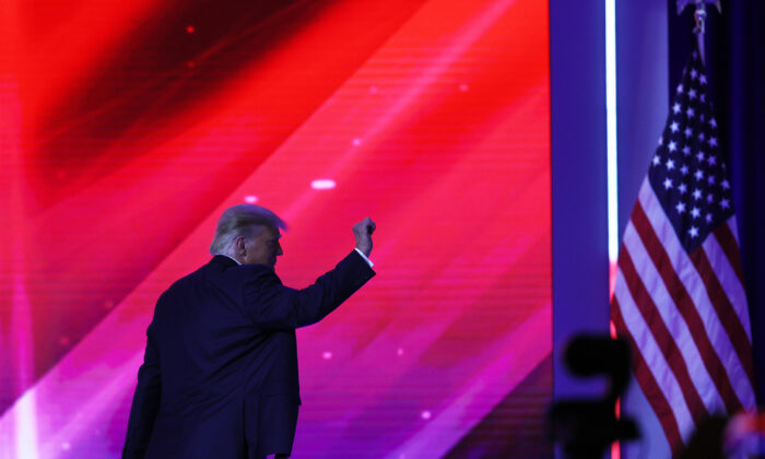 El presidente Donald Trump se baja del escenario luego de un discurso en la Conferencia de Acción Política Conservadora (CPAC) celebrada en el Hyatt Regency en Orlando, Florida, el 28 de febrero de 2021. (Joe Raedle/Getty Images)