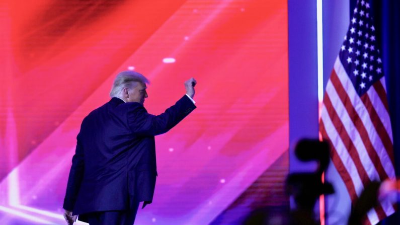 El presidente Donald Trump baja del escenario después de un discurso en la Conferencia de Acción Política Conservadora (CPAC) celebrada en el Hyatt Regency en Orlando, Florida, el 28 de febrero de 2021. (Joe Raedle/Getty Images)
