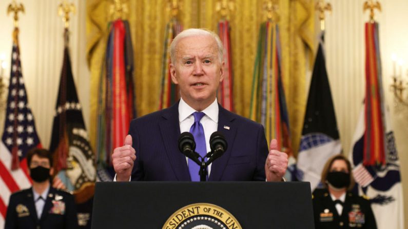 El presidente de Estados Unidos, Joe Biden, pronuncia un discurso en el Día Internacional de la Mujer mientras la general de la Fuerza Aérea, Jacqueline Van Ovost (izquierda), y la teniente general del Ejército, Laura Richardson (derecha), escuchan durante un anuncio en el Salón Este de la Casa Blanca el 8 de marzo de 2021 en Washington, DC. (Alex Wong/Getty Images)