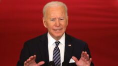 Biden insta a estados a mantener mandatos de uso de mascarilla y detener planes de reapertura