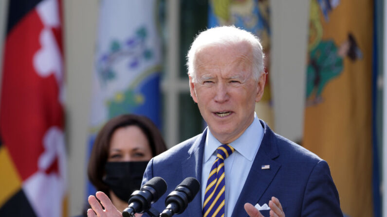 El presidente de Estados Unidos, Joe Biden, habla durante un evento sobre el Plan de Rescate Estadounidense en el Jardín de las Rosas de la Casa Blanca el 12 de marzo de 2021 en Washington, DC. (Alex Wong/Getty Images)