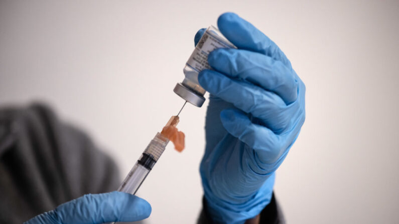La directora de enfermería, Lucy Golding, prepara una dosis de la vacuna anti-COVID, de Moderna, antes de que los trabajadores sanitarios administren las vacunas a inmigrantes ilegales de 55 años o más, el 14 de marzo de 2021, en Stamford, Connecticut (John Moore/Getty Images)