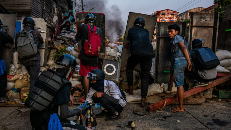Manifestantes se preparan para usar cócteles molotov contra las fuerzas de la junta militar, el 16 de marzo, de 2021 en Yangon, Myanmar. (Stringer/Getty Images)
