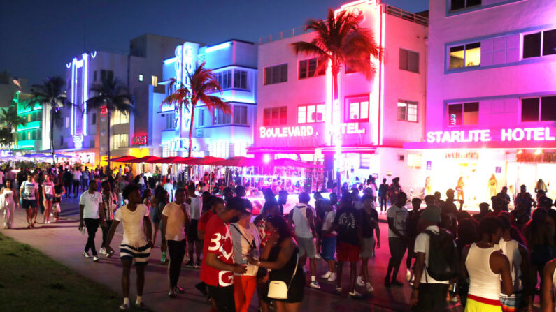 La gente se divierte mientras camina por Ocean Drive el 18 de marzo de 2021 en Miami Beach, Florida. (Joe Raedle / Getty Images)