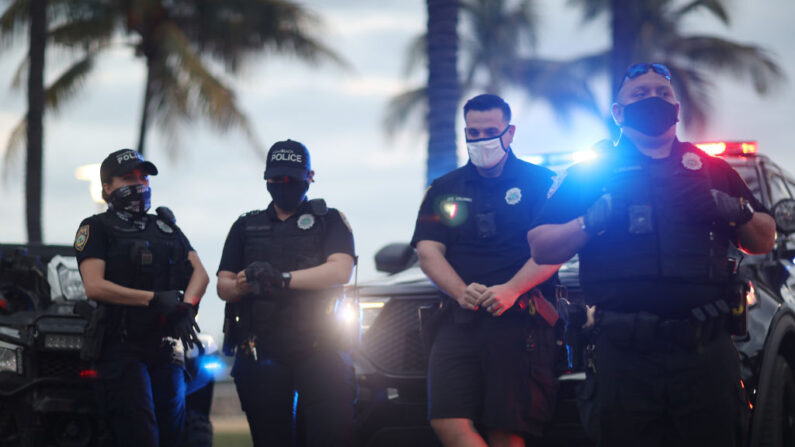 Los agentes de policía de Miami Beach vigilan a las personas a lo largo de Ocean Drive el 19 de marzo de 2021 en Miami Beach, Florida. (Joe Raedle / Getty Images)