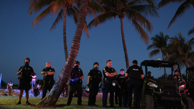 Los oficiales de policía de Miami Beach patrullan a lo largo de Ocean Drive el 21 de marzo de 2021 en Miami Beach, Florida. (Joe Raedle / Getty Images)