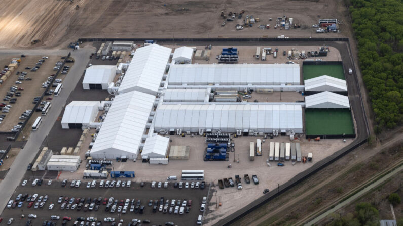 Un centro de procesamiento temporal de Aduanas y Protección Fronteriza se ve desde un helicóptero del Departamento de Seguridad Pública de Texas, el 23 de marzo de 2021, en Donna, Texas. (John Moore/Getty Images)