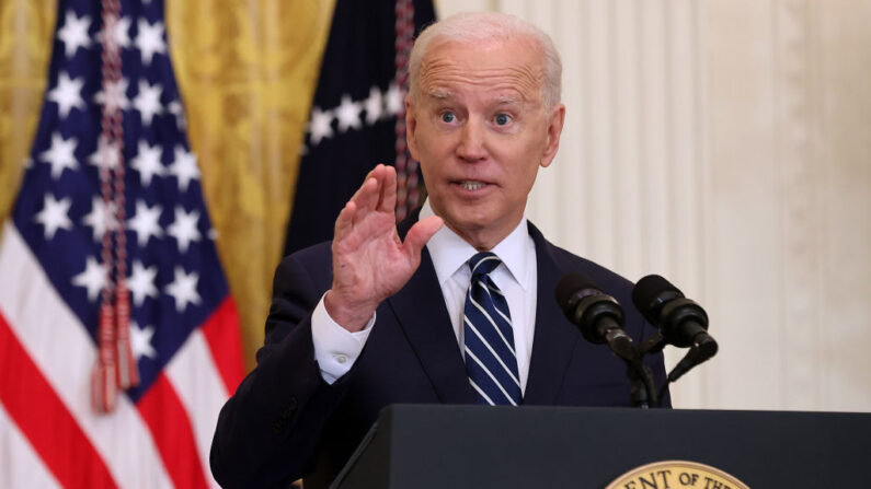 El presidente de Estados Unidos, Joe Biden, habla con los reporteros durante la primera conferencia de prensa de su presidencia en el East Room de la Casa Blanca el 25 de marzo de 2021 en Washington, DC. (Chip Somodevilla / Getty Images)