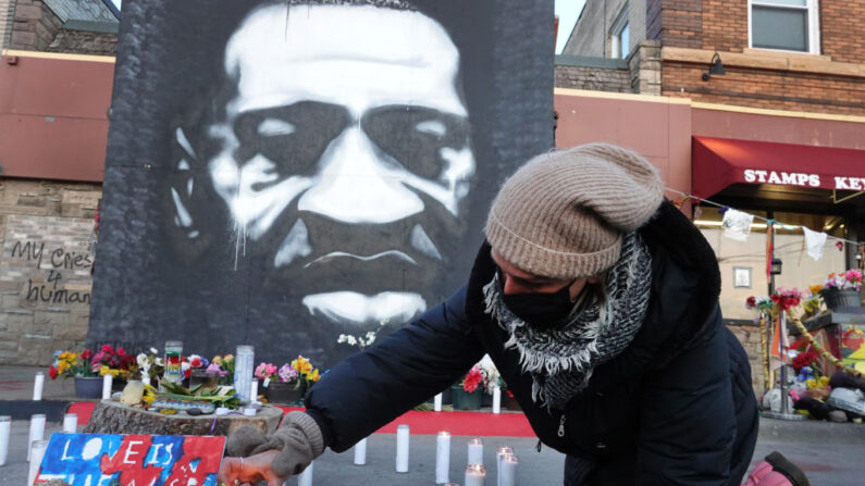 Activistas de la comunidad encienden velas en un monumento cerca del lugar donde George Floyd murió a manos del expolicía de Minneapolis, Derek Chauvin, el 28 de marzo de 2021, en Minneapolis, Minnesota. (Scott Olson/Getty Images)