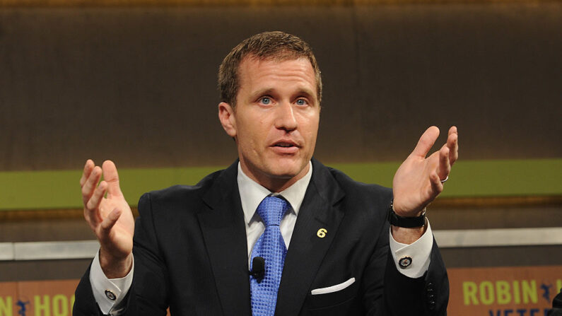 Eric Greitens, entonces Fundador y Director General de The Mission Continues habla en la Cumbre de Veteranos Robin Hood en el Museo Intrepid Sea-Air-Space el 7 de mayo de 2012 en la ciudad de Nueva York.  (Craig Barritt/Getty Images para la Fundación Robin Hood)