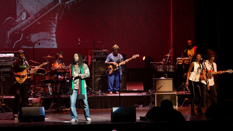 The Wailers actúan durante la actuación del 30 aniversario de The Wailers en el Apollo Theatre el 29 de noviembre de 2014 en la ciudad de Nueva York. (Noam Galai / Getty Images)