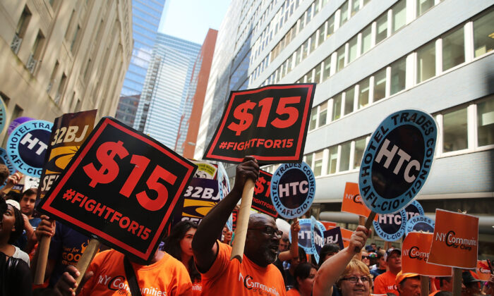 Líderes sindicales, trabajadores y activistas asisten a una manifestación por un salario mínimo de 15 dólares por hora en la ciudad de Nueva York el 22 de julio de 2015. (Spencer Platt/Getty Images)