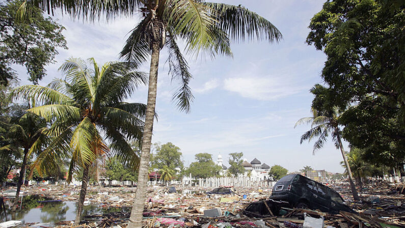 Escena de devastación de la ciudad indonesia de Banda Aceh, golpeada por el tsunami, el 28 de diciembre de 2004, Banda Aceh, Indonesia (Dimas Ardian/Getty Images)
