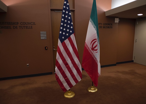 Las banderas de Estados Unidos (Izq.) e Irán esperan la llegada del secretario de Estado de Estados Unidos, John Kerry, y el ministro de Asuntos Exteriores de Irán, Mohammad Javad Zarif, antes de la reunión de líderes, el 19 de abril de 2016, en las Naciones Unidas en Nueva York. (DON EMMERT/AFP a través de Getty Images)