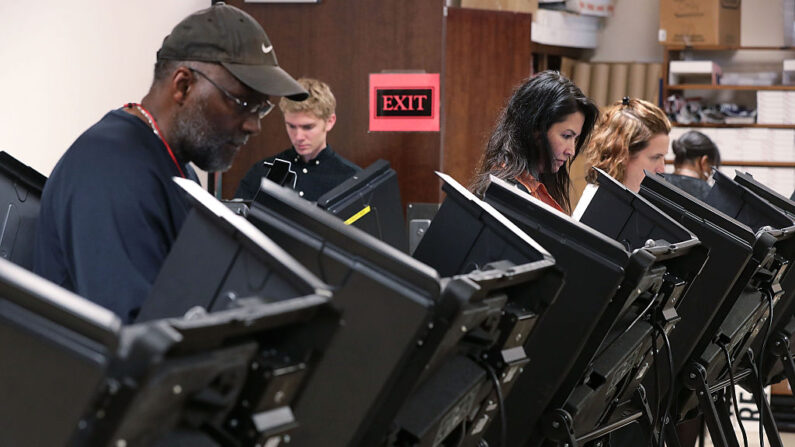 Votantes durante la votación anticipada para las elecciones generales de 2016, en el Centro de Gobierno del Condado de Forsyth, el 28 de octubre en Winston-Salem, Carolina del Norte. (Alex Wong/Getty Images)