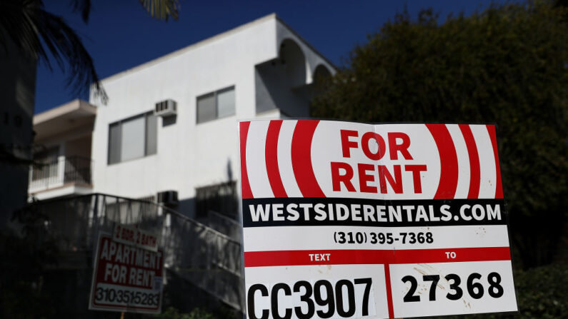 Un cartel de alquiler frente a un edificio de apartamentos, el 1 de febrero de 2017, en Los Ángeles, California. (Justin Sullivan/Getty Images)