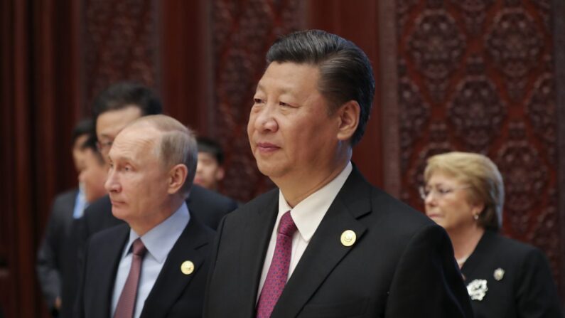 El líder chino Xi Jinping y el presidente ruso Vladimir Putin (izq.) asisten a una cumbre para la iniciativa de la Franja y la Ruta, en el Centro Internacional de Conferencias en el lago Yanqi, al norte de Beijing, China, el 15 de mayo de 2017. (Lintao Zhang/AFP/Getty Images)