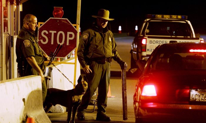 Agentes de la Patrulla de Aduanas y Fronteras de Estados Unidos se preparan para interrogar a un automovilista en un puesto de control en Campo, California, en una foto de archivo sin fecha. (Sandy Huffaker/Getty Images)