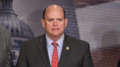 El rep. Tom Reed se disculpa tras un reclamo por acoso sexual y dice que no buscará la reelección