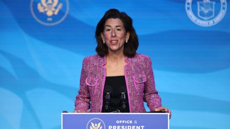 Secretaria de Comercio de Biden, Gina Raimondo, elogia los aranceles de Trump a China como «efectivos»