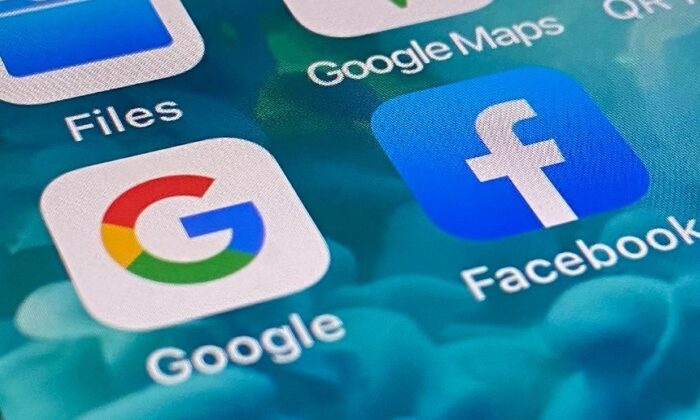 Los logotipos de las apps móviles Facebook y Google en un teléfono inteligente en Sydney, Australia, el 9 de diciembre de 2020.  (The Epoch Times)