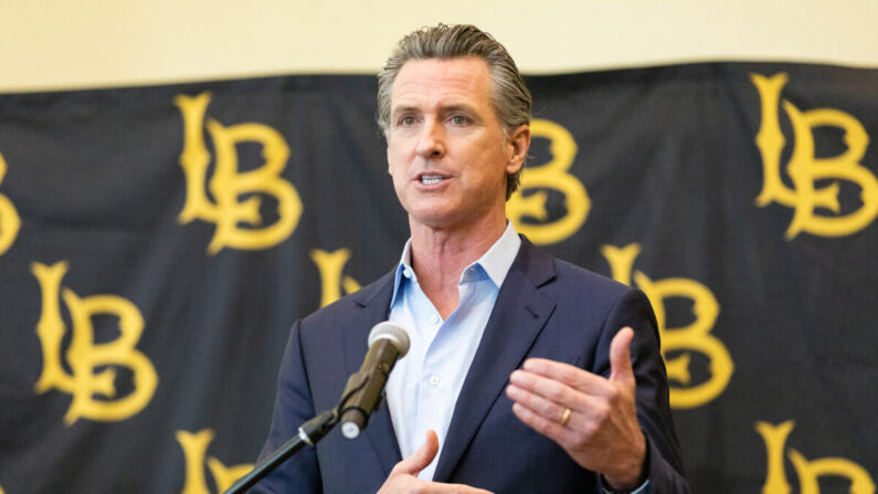 El gobernador de California, Gavin Newsom, en la Universidad Estatal de California en Long Beach, en Long Beach, California, el 3 de marzo de 2021. (John Fredricks/The Epoch Times)