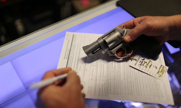 
Un cliente llena su papeleo de verificación de antecedentes federales mientras compra una pistola en Delray Beach, Florida, el 5 de enero de 2016. (Joe Raedle/Getty Images)