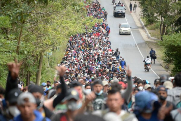 Migrantes hondureños, parte de una caravana que se dirige a Estados Unidos, caminan por una carretera en Camotán, Guatemala, el 16 de enero de 2021. (Johan Ordonez/AFP vía Getty Images)