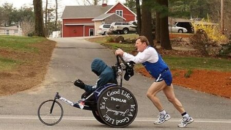 Fallece Dick Hoyt el famoso corredor que empujó a su hijo con discapacidad en más de 1000 carreras